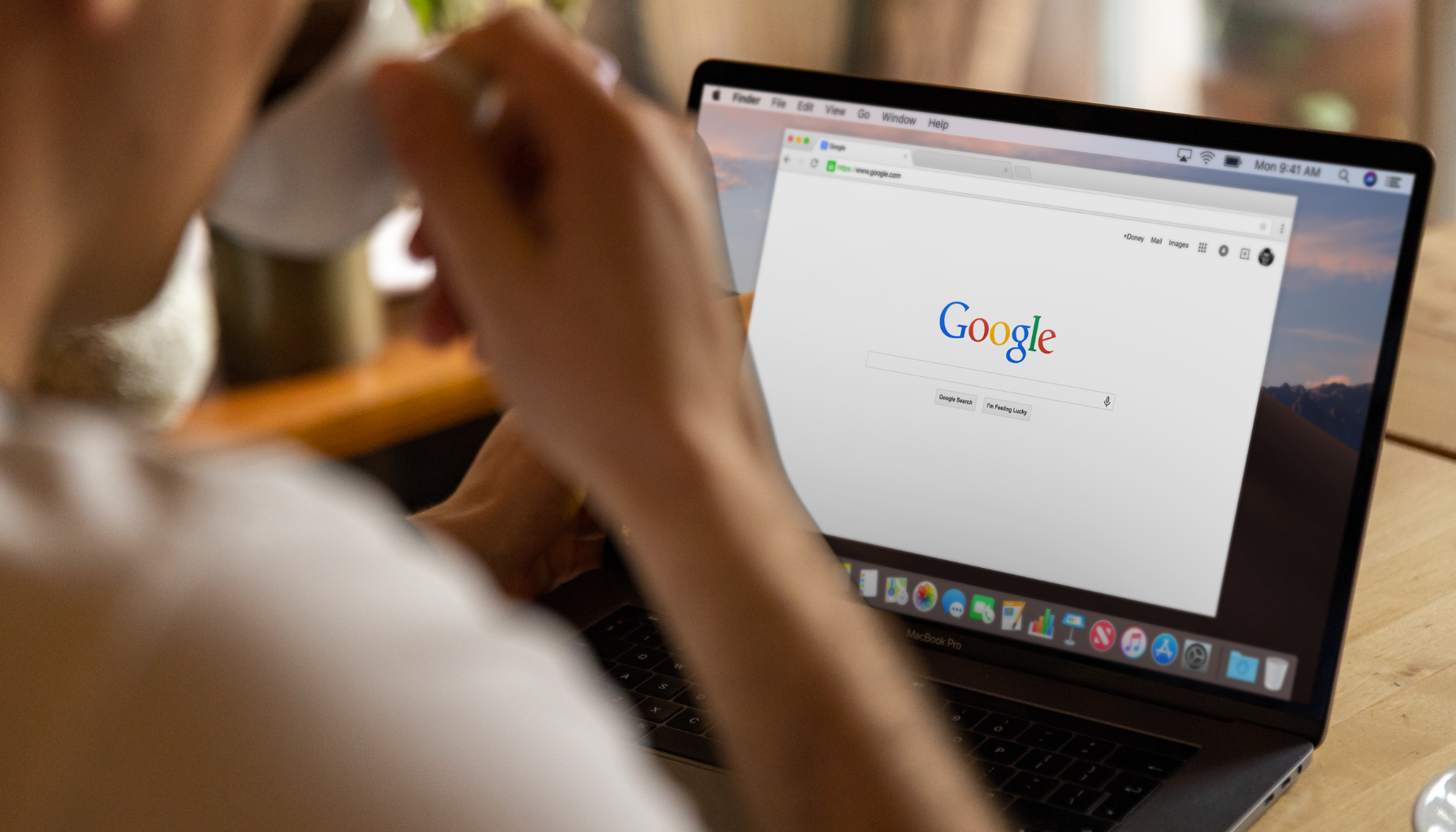 Una agencia Google Ads es el equipo que gestiona tu inversión publicitaria en Google para convertirla en ventas, leads o clientes rentables. En 2026, contratar una agencia no es lo mismo que hace dos años: Google acaba de anunciar que AI Max for Search sale de beta y que todas las campañas DSA desaparecen en septiembre de 2026, lo que convierte la experiencia de la agencia en un criterio de selección más crítico que nunca. ¿Qué hace una agencia Google Ads? Una agencia Google Ads gestiona toda la operación publicitaria dentro de la plataforma: estructura de campañas, segmentación, pujas, creatividades, seguimiento de conversiones y optimización continua. Pero en el contexto actual, su trabajo central ha cambiado. Con la automatización de Google —primero Performance Max, ahora AI Max for Search—, el trabajo ya no consiste en ajustar palabras clave manualmente. Hoy, el valor de una agencia está en proveer las señales correctas al sistema: assets creativos de calidad, datos de audiencia de primera mano, objetivos de conversión bien configurados y exclusiones estratégicas que eviten que la IA gaste donde no debe. Una agencia que no entiende este cambio operativo sigue optimizando Google Ads como si fuera 2019. En JP Director gestionamos cuentas bajo este modelo desde que Performance Max se consolidó, y la diferencia entre una cuenta bien señalizada y una con configuración genérica se traduce directamente en CPA. ¿Qué servicios ofrece una agencia Google Ads? Los servicios de una agencia Google Ads especializada en 2026 incluyen, además de la gestión tradicional, un servicio que antes no existía: la migración y configuración de AI Max for Search. El portafolio completo comprende auditoría de cuenta, gestión de campañas de búsqueda, Performance Max, Shopping Ads, Demand Generation, seguimiento de conversiones y reporting estratégico. Pero el servicio más urgente ahora mismo es la transición desde Dynamic Search Ads (DSA) a AI Max: Google dejará de permitir crear nuevas campañas DSA a partir de septiembre de 2026, y las que no hayan migrado voluntariamente serán actualizadas automáticamente, sin que el anunciante controle la configuración. Una agencia actualizada ya está ejecutando estas migraciones con sus clientes, definiendo las Text Guidelines (qué puede y qué no puede decir la IA en tus anuncios) y los Brand Controls por grupo de anuncios, que son las dos capacidades nuevas que AI Max introduce y que DSA nunca tuvo. ¿Cómo funciona una agencia Google Ads? Una agencia Google Ads trabaja en un ciclo continuo de planificación, ejecución, medición y optimización. El punto de partida es siempre la definición de objetivos de negocio: CPA objetivo, ROAS mínimo, volumen de leads o ventas esperado. Lo que ha cambiado con AI Max es dónde ocurre el trabajo técnico de mayor impacto. Antes, la mayor parte del tiempo se invertía en listas de palabras clave, concordancias y ajustes de puja manual. Ahora, la fase crítica es la configuración inicial: establecer qué URLs puede usar la IA para construir anuncios, qué mensajes están permitidos y cuáles no, y qué audiencias sirven como señal de partida para el algoritmo. Una agencia que aún dedica la mayoría de su tiempo a tareas manuales que Google ya automatiza es una agencia que no ha actualizado su metodología. ¿En qué se diferencia una agencia Google Ads de una agencia regular? Una agencia Google Ads se diferencia de una agencia generalista en la profundidad técnica sobre la plataforma y en la velocidad de adaptación a sus cambios. Una agencia de marketing general puede incluir Google Ads dentro de un paquete más amplio, pero sin la especialización necesaria para operar en un entorno que cambia estructuralmente varias veces al año. El caso de AI Max es el mejor ejemplo reciente. Cuando Google anunció en abril de 2026 que DSA migrará en septiembre, las agencias especializadas ya tenían protocolo de migración definido; las generalistas todavía estaban procesando el anuncio. Esta diferencia de reacción se traduce en semanas de ventaja competitiva para los clientes de agencias especializadas, especialmente en sectores donde la competencia publicitaria es alta. ¿Cuánto cuesta una agencia Google Ads? El costo de una agencia Google Ads depende del modelo de cobro y del nivel de inversión gestionada. Los modelos más comunes son fee mensual fijo (entre $500 y $3,000 USD/mes para pymes), porcentaje sobre inversión (10%-20% del presupuesto en medios) o comisión por resultados basada en CPA o ROAS acordado. En 2026, hay un costo adicional a considerar: el trabajo de migración a AI Max. Configurar correctamente las Text Guidelines, los Brand Controls y la estructura de grupos de anuncios bajo el nuevo formato requiere trabajo especializado que no es trivial. Algunas agencias lo cobran como proyecto aparte; otras lo incluyen en la gestión mensual. Es un punto concreto a preguntar al evaluar propuestas. Según datos de gestión interna en JP Director, los clientes que migran a AI Max con una configuración bien estructurada reducen su CPA promedio entre un 15% y un 28% en los primeros 60 días frente a las campañas DSA equivalentes, lo que hace que el costo de una migración bien hecha se recupere rápido. ¿Cómo elegir una agencia Google Ads? Para elegir una agencia Google Ads en 2026 hay cinco criterios concretos, y el primero ha adquirido una nueva dimensión: Conocimiento actualizado de AI Max: pregunta directamente cómo están gestionando la migración de DSA con sus clientes actuales. Si no tienen un protocolo claro, es señal de alerta. Certificación Google Partner o Premier: garantiza que el equipo ha aprobado los exámenes vigentes de la plataforma, no los de hace tres años. Casos de éxito documentados en tu sector: pedir métricas reales (ROAS, CPA, volumen) en industrias similares, no capturas de pantalla descontextualizadas. Transparencia en el acceso a la cuenta: la cuenta siempre debe estar a nombre del cliente, con el acceso de la agencia vinculado como administrador MCC externo. Reporting orientado a negocio: una buena agencia mide contra los objetivos que acordaron, no contra el CTR o las impresiones. ¿Cómo evaluar una agencia Google Ads? Evaluar una agencia Google Ads en este momento requiere preguntas que antes no eran relevantes. Además de los criterios clásicos —preguntan antes de proponer, muestran historial real, hablan de rentabilidad—, hay tres preguntas nuevas que dan mucha información: ¿Cómo están migrando las campañas DSA a AI Max? Una agencia que migra sin configurar Text Guidelines está dejando que la IA diga lo que quiera en nombre de tu marca. ¿Tienen experiencia configurando Brand Controls por grupo de anuncios? Esta es la capacidad nueva de AI Max que DSA no tenía, y es fundamental para negocios con múltiples productos o servicios con mensajes diferenciados. ¿Qué resultados han visto en las primeras cuentas migradas? Las agencias que ya tienen datos reales de campañas AI Max activas tienen una ventaja de aprendizaje que las que recién empiezan no pueden igualar. Una práctica concreta: pide la auditoría gratuita de tu cuenta y observa si el análisis menciona el estado de tus campañas DSA y el plan de transición. Si no lo menciona, la agencia no está operando en el presente. ¿Qué beneficios tiene contratar una agencia Google Ads? Los beneficios de contratar una agencia Google Ads son especialización técnica actualizada, capacidad de prueba y escala, y gestión del cambio de plataforma sin que el anunciante tenga que aprenderlo todo desde cero. Este último punto nunca fue tan relevante como ahora. Con AI Max for Search, Google está cambiando el modelo fundamental de cómo funcionan las campañas de búsqueda: de targeting por palabras clave a targeting por intención inferida por IA. Para un anunciante que gestiona internamente, mantenerse al día con este cambio mientras opera el negocio es muy difícil. Para una agencia especializada, es su trabajo diario. En JP Director, los clientes que migran desde autogestión a gestión especializada observan en promedio una reducción del CAC del 20% al 35% en los primeros 90 días, principalmente por eliminación de desperdicio en términos irrelevantes y mejora en la provisión de señales al algoritmo. ¿Una agencia Google Ads puede mejorar mi ROI? Sí, y en 2026 la mayor palanca de mejora del ROI es precisamente la transición correcta a AI Max. Las campañas DSA que migran sin configuración adecuada suelen experimentar un aumento inicial del gasto en tráfico poco calificado, porque la IA expande el targeting más allá de los límites que el anunciante habría puesto manualmente. Una agencia que configura bien las exclusiones, las Text Guidelines y los objetivos de conversión antes de migrar evita exactamente ese problema. Las otras palancas clásicas siguen vigentes: seguimiento de conversiones bien configurado, páginas de destino que convierten a tasas mínimas aceptables, y objetivos de negocio realistas alineados con el presupuesto disponible. Pero la migración a AI Max es hoy el factor diferencial más inmediato entre una cuenta que mejora y una que retrocede. ¿Qué industrias se benefician más de una agencia Google Ads? Las industrias que mayor retorno obtienen de una agencia Google Ads —y especialmente de la transición a AI Max— son aquellas con catálogos amplios de productos o servicios, sitios web con contenido bien estructurado y suficiente historial de conversiones: e-commerce, servicios legales, salud, educación, inmobiliaria y B2B con ciclos de venta definidos. AI Max funciona mejor cuando tiene contenido rico del cual extraer señales: páginas de producto detalladas, descripciones de servicios claras, FAQs bien desarrolladas. Las industrias con terminología regulada —salud, financiero, legal— deben prestar especial atención a las Text Guidelines para evitar que la IA genere mensajes fuera de los límites del sector. Para estas industrias, una agencia con experiencia en compliance publicitario es especialmente valiosa. ¿Qué certificaciones debe tener una agencia Google Ads? Las certificaciones relevantes son las del programa Google Partners: Search, Display, Video, Shopping y Medición. La distinción más importante es Google Partner Premier, que se otorga a agencias con umbrales mínimos de inversión gestionada, rendimiento de campañas y cobertura de certificaciones en el equipo. En el contexto de AI Max, la certificación más relevante es la de Search, ya que es el tipo de campaña que el nuevo formato reemplaza. Pero más allá del papel, lo que importa es si la agencia tiene experiencia práctica con el formato: haber operado campañas AI Max durante la beta, tener protocolos de migración probados y datos reales de rendimiento post-migración. La certificación dice que el equipo conoce la plataforma; la experiencia con AI Max dice que están operando en 2026, no en 2024. ¿Todas las agencias Google Ads son iguales? No. Y la brecha entre agencias se ha ampliado significativamente con AI Max. Las agencias que participaron en la beta durante 2025 acumularon meses de aprendizaje sobre cómo configurar el formato, qué exclusiones son críticas, cómo estructurar Text Guidelines por vertical y qué señales de audiencia generan mejores resultados. Las que recién están empezando con el formato en 2026 están en curva de aprendizaje. Esto no significa que una agencia sin experiencia en beta no pueda dar buenos resultados, pero sí implica que el tiempo de aprendizaje lo paga el cliente. Preguntar directamente cuántas cuentas han migrado ya a AI Max y qué resultados han observado es la pregunta más útil para diferenciar agencias en este momento. ¿Cuál es el rol de una agencia Google Ads? El rol de una agencia Google Ads es asumir la responsabilidad técnica y estratégica de que el presupuesto publicitario en Google genere retorno para el negocio. Esto implica tres dimensiones: operativa (gestión y optimización continua), estratégica (estructura, objetivos y presupuesto) y de gestión del cambio (adaptación a las actualizaciones de plataforma sin que el anunciante pierda momentum). Con AI Max, esta tercera dimensión es más importante que nunca. El anunciante que en septiembre de 2026 no haya migrado sus campañas DSA se encontrará con que Google lo hace automáticamente, con la configuración anterior como base, sin Text Guidelines personalizadas ni Brand Controls ajustados a su negocio. El rol de la agencia es que eso no ocurra, o que si ocurre, la configuración ya esté lista antes de la migración automática. ¿Qué esperar de una agencia Google Ads? De una agencia Google Ads en 2026 debes esperar, además de comunicación clara y reporting transparente, un plan de acción concreto sobre AI Max: qué campañas migrar primero, cómo configurar las Text Guidelines para tu industria, y qué resultados esperan en los primeros 60 días post-migración. En los primeros 30 días de cualquier migración hay un período de aprendizaje algorítmico; no es realista esperar el ROAS máximo desde la primera semana. A partir del segundo mes, la tendencia debe ser clara. Lo que no debes aceptar: una agencia que en mayo de 2026 todavía no haya mencionado AI Max, que reporte solo en clics e impresiones, o que no pueda explicar la diferencia entre una campaña DSA y una campaña AI Max bien configurada. Preguntas frecuentes sobre agencias Google Ads ¿Qué pasa con mis campañas DSA si no migro a AI Max? Si no migras voluntariamente, Google migrará tus campañas DSA de forma automática en septiembre de 2026. El problema es que la migración automática hereda la configuración anterior sin Text Guidelines personalizadas ni Brand Controls ajustados, lo que deja a la IA con menos restricciones sobre qué puede decir en tus anuncios. Migrar tú mismo, o con tu agencia, garantiza que el nuevo formato opere dentro de los límites que necesitas desde el primer día. ¿Cuánto tiempo tarda una agencia Google Ads en mostrar resultados con AI Max? Las campañas AI Max necesitan entre 4 y 6 semanas para salir de la fase de aprendizaje algorítmico, similar a Performance Max. Durante ese período, el sistema acumula datos de conversión para optimizar el targeting y las pujas. Los resultados estables y comparables con el rendimiento anterior de DSA suelen verse a partir de la semana 6-8 post-migración. ¿Cómo sé si mi agencia está actualizada con los cambios de Google Ads? La prueba más directa: pregúntale qué cambios relevantes ha habido en Google Ads en los últimos 30 días. En mayo de 2026, la respuesta correcta incluye la salida de AI Max de beta, las fechas de migración de DSA y cómo están gestionando esa transición con sus clientes actuales. Si la respuesta es genérica o desactualizada, la agencia no está operando al ritmo que requiere la plataforma. ¿Debo darle acceso total a mi cuenta a una agencia? Sí, pero con una condición no negociable: la cuenta debe estar a tu nombre, no al de la agencia. El acceso correcto es como administrador vinculado a través del MCC de la agencia. Si termina la relación comercial, puedes revocar el acceso sin perder historial ni datos de campaña, incluido el historial de aprendizaje de tus campañas AI Max.