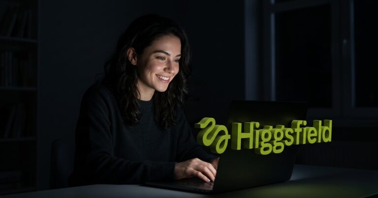 Mujer sonriendo frente a su laptop en una habitación oscura, con el logo de Higgsfield flotando en 3D junto a ella, representando el uso de IA para generar anuncios.